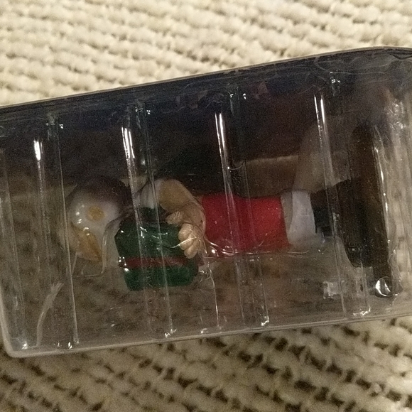 "the Elf on the Shelf" Holiday Santa Figurine - Picture 6 of 9